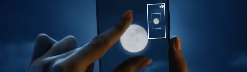 Pessoa fotografando a lua com um smartphone