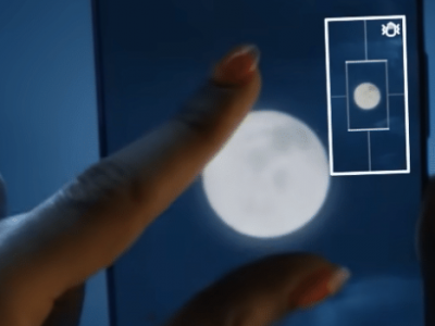 Pessoa fotografando a lua com um smartphone