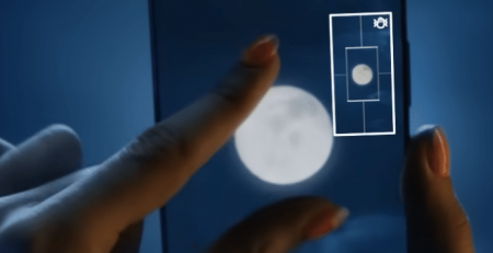 Pessoa fotografando a lua com um smartphone