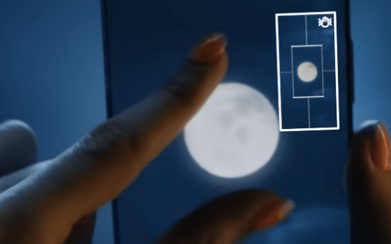 Pessoa fotografando a lua com um smartphone