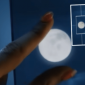 Pessoa fotografando a lua com um smartphone