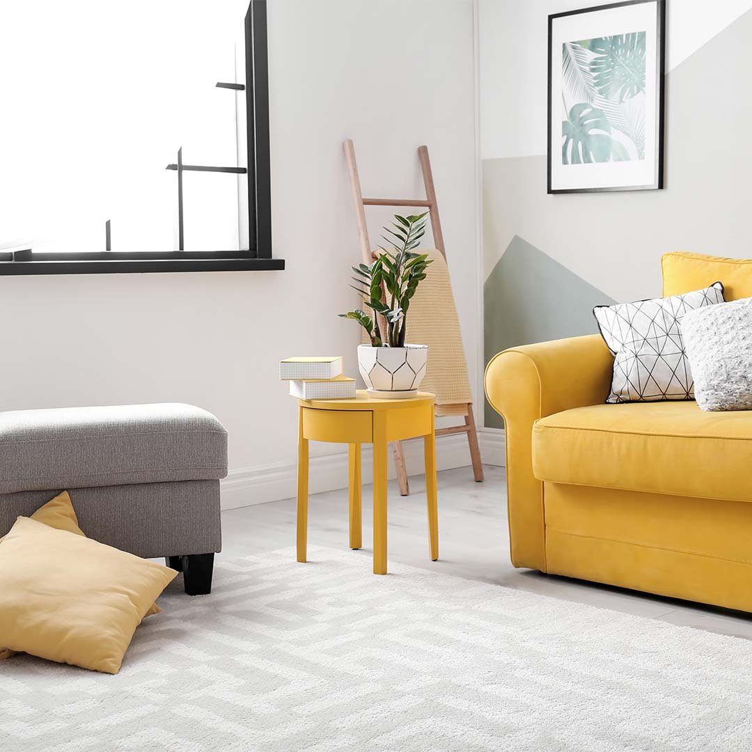 sala de estar com sofá e mesa de centro em amarelo 