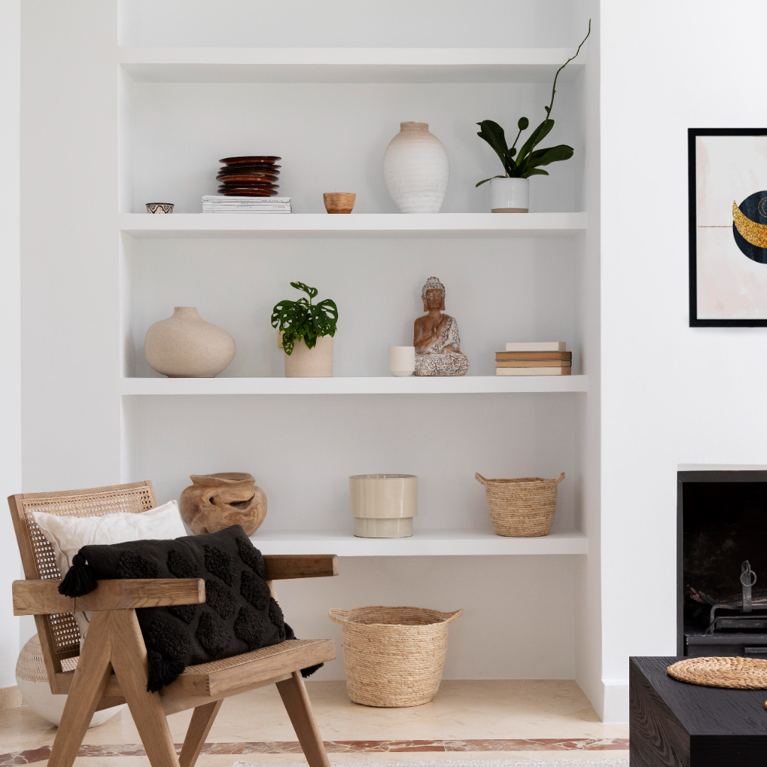 ambiente com estilo minimalista, lareira, cadeiras de madeira e tapetes neutros 