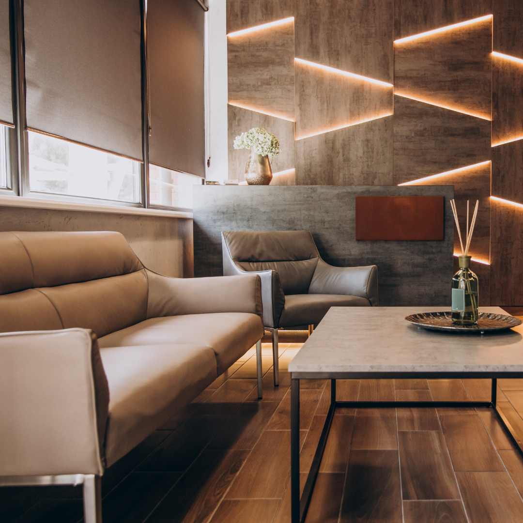 sala com sofás de couro e móveis modernos