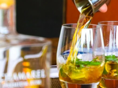 Drinks sendo servidos em copos em bar