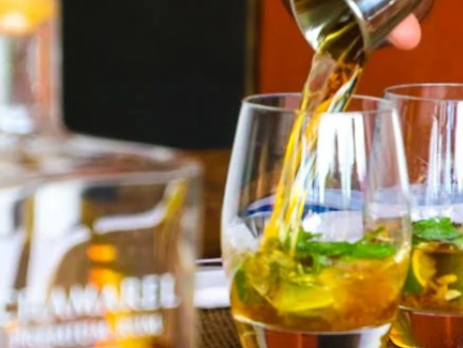 Drinks sendo servidos em copos em bar