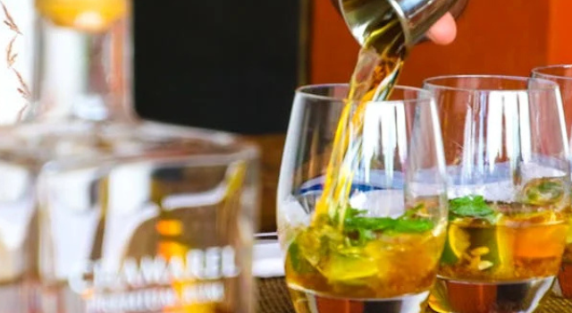 Drinks sendo servidos em copos em bar