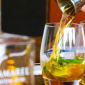 Drinks sendo servidos em copos em bar