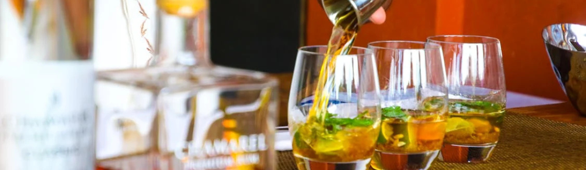 Drinks sendo servidos em copos em bar