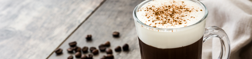 Modelo de Bullets para Simplifica (8) Xícara de café com espuma e grãos de café ao fundo