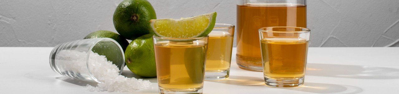 copos com tequila e fatia de limão para enfeitar