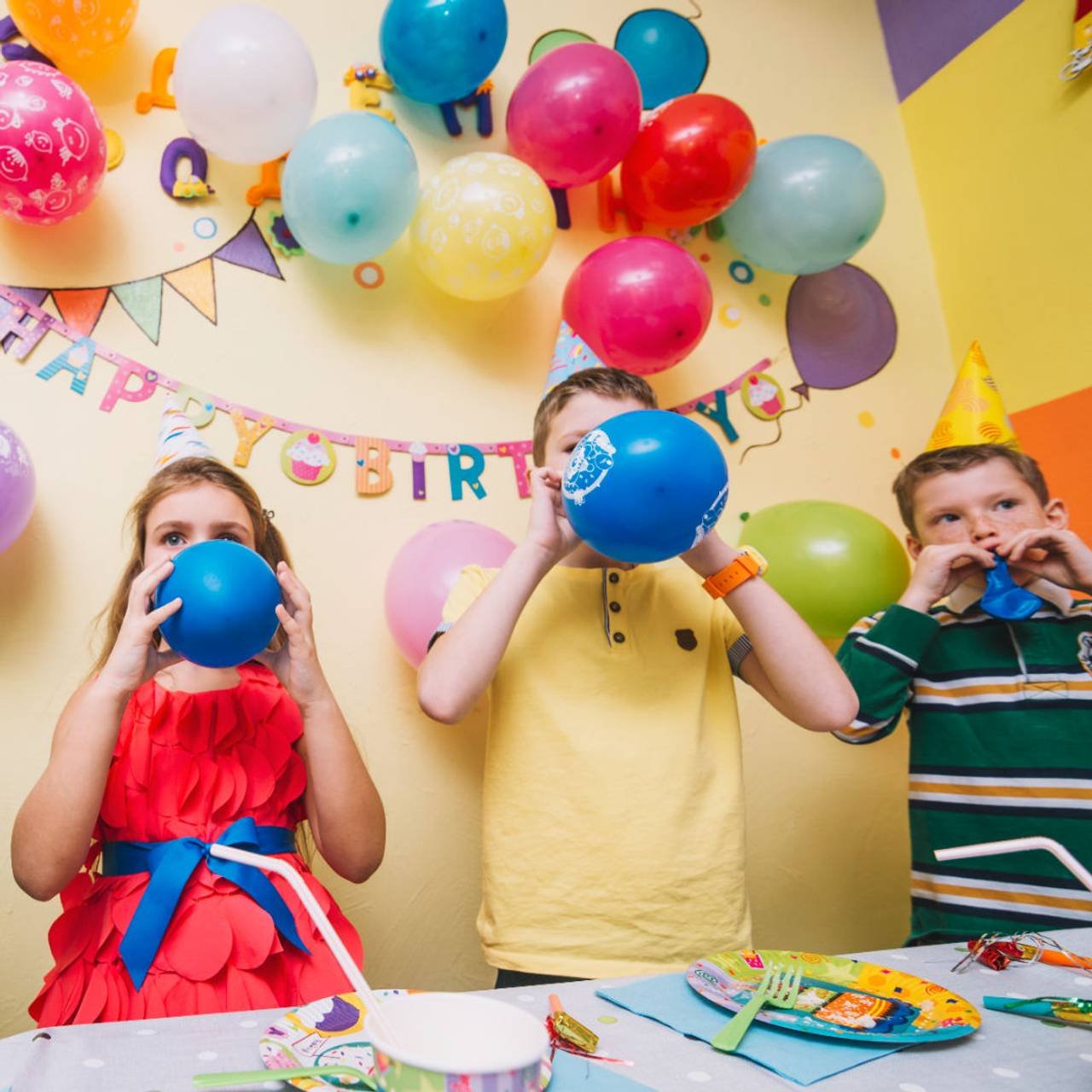 crianças em uma festa com decoração colorida 