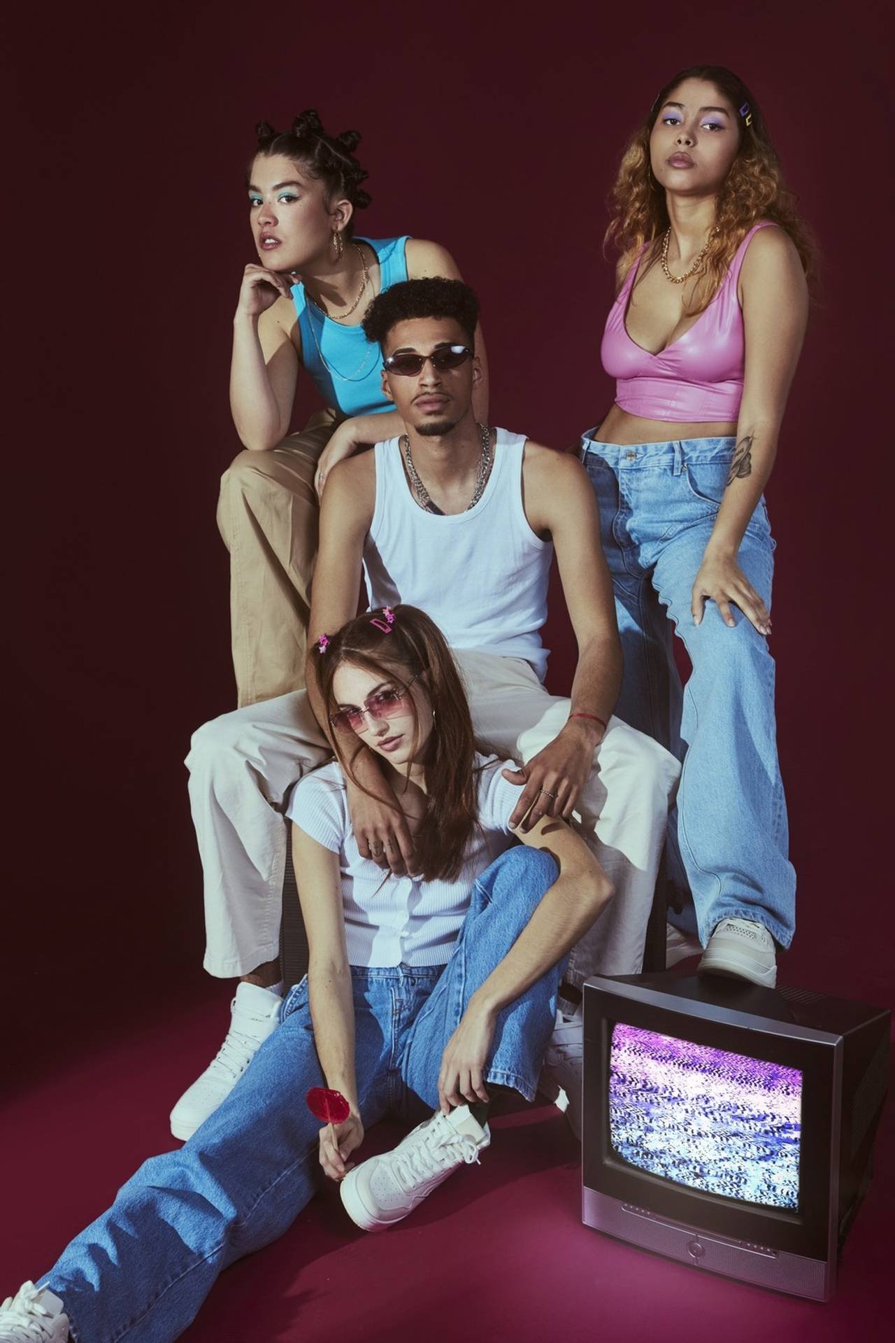 quatro pessoas com roupas dos anos 2000