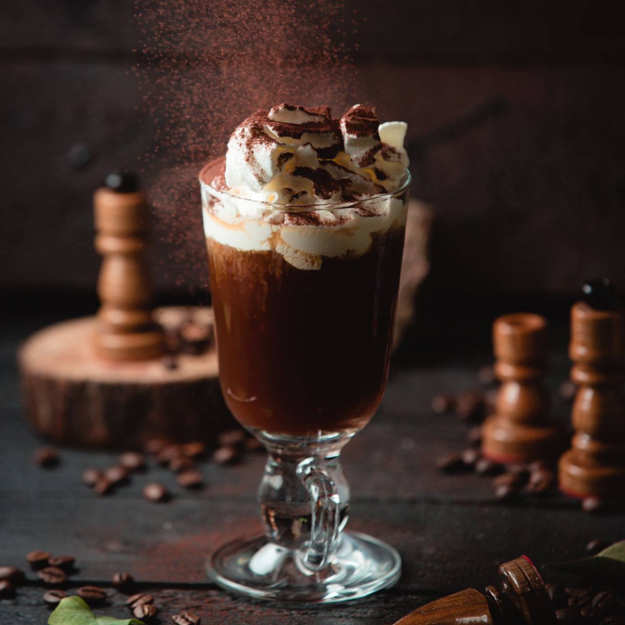 cocktail de chocolate frio com sorvete em mesa com grãos de café