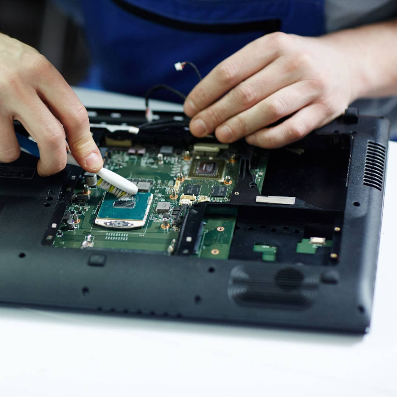 placa de circuito tecnico de compensacao do laptop desmontado para limpeza