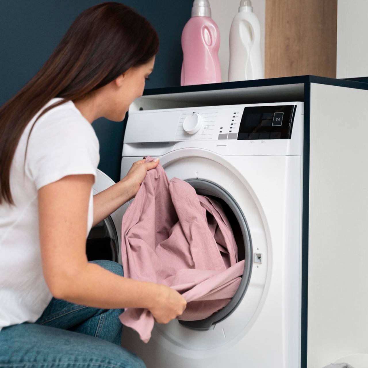 mulher tirando roupas da maquina de lavar
