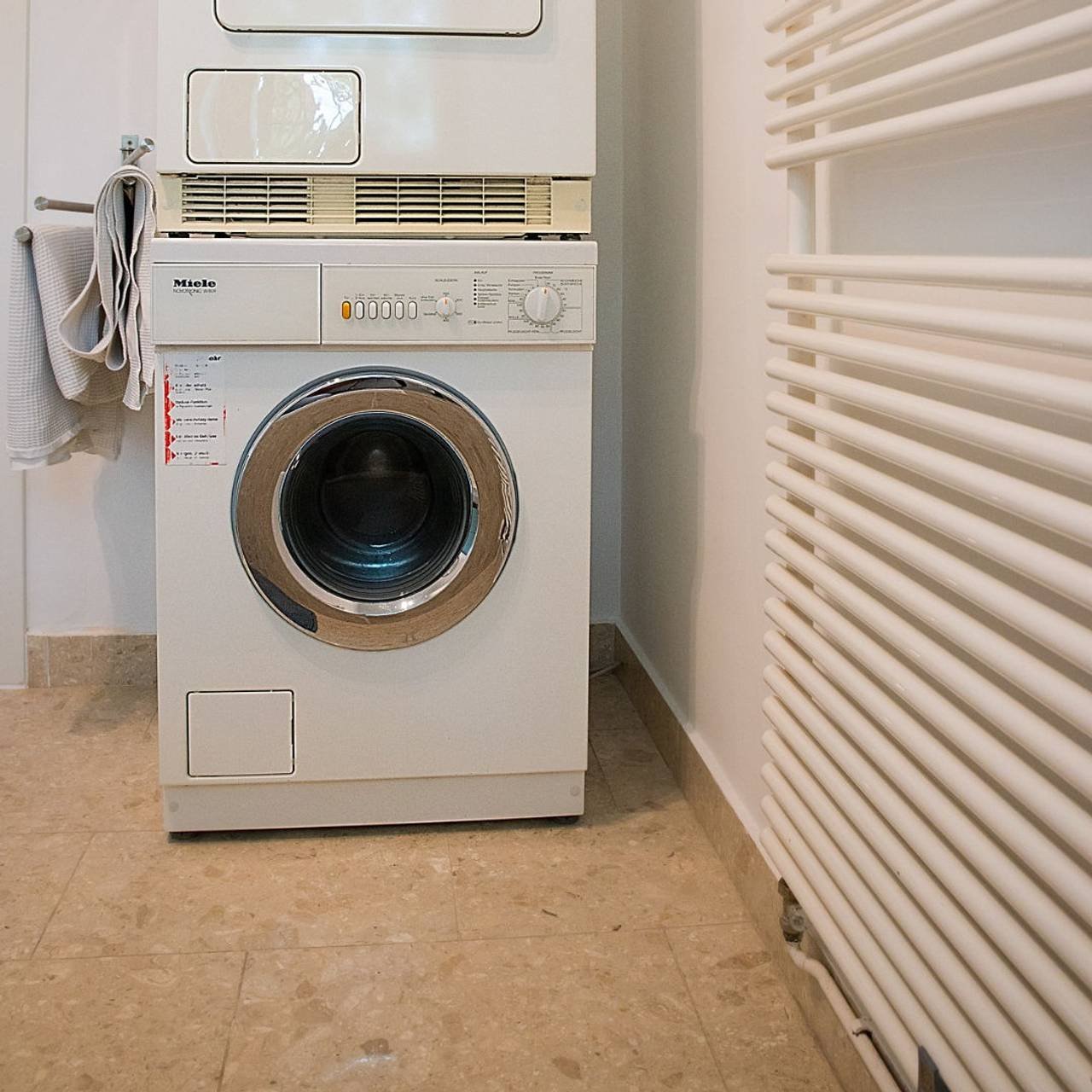máquina de lavar e secar branca