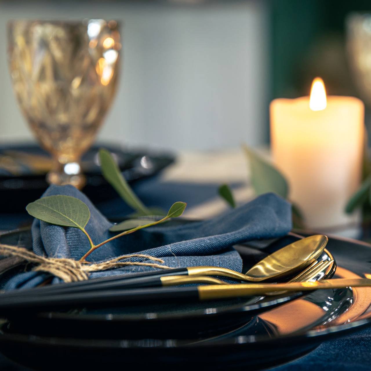 cenario de mesa com velas e folhas de copos de vinho texturizados