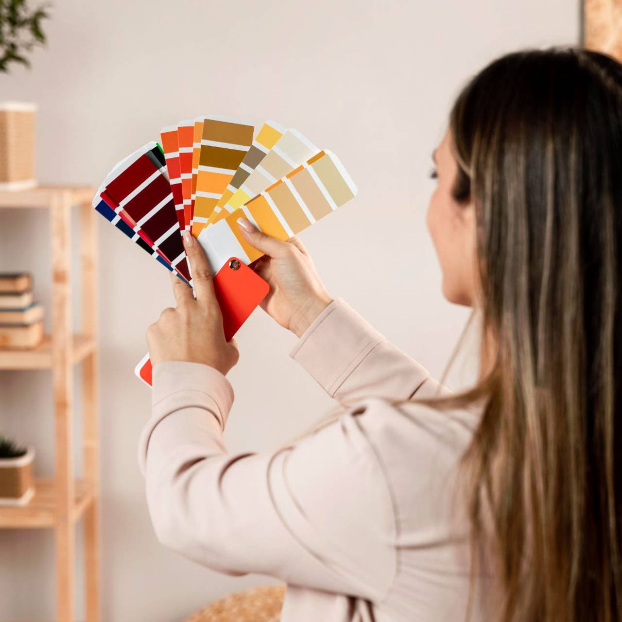 mulher segurando uma paleta de cores