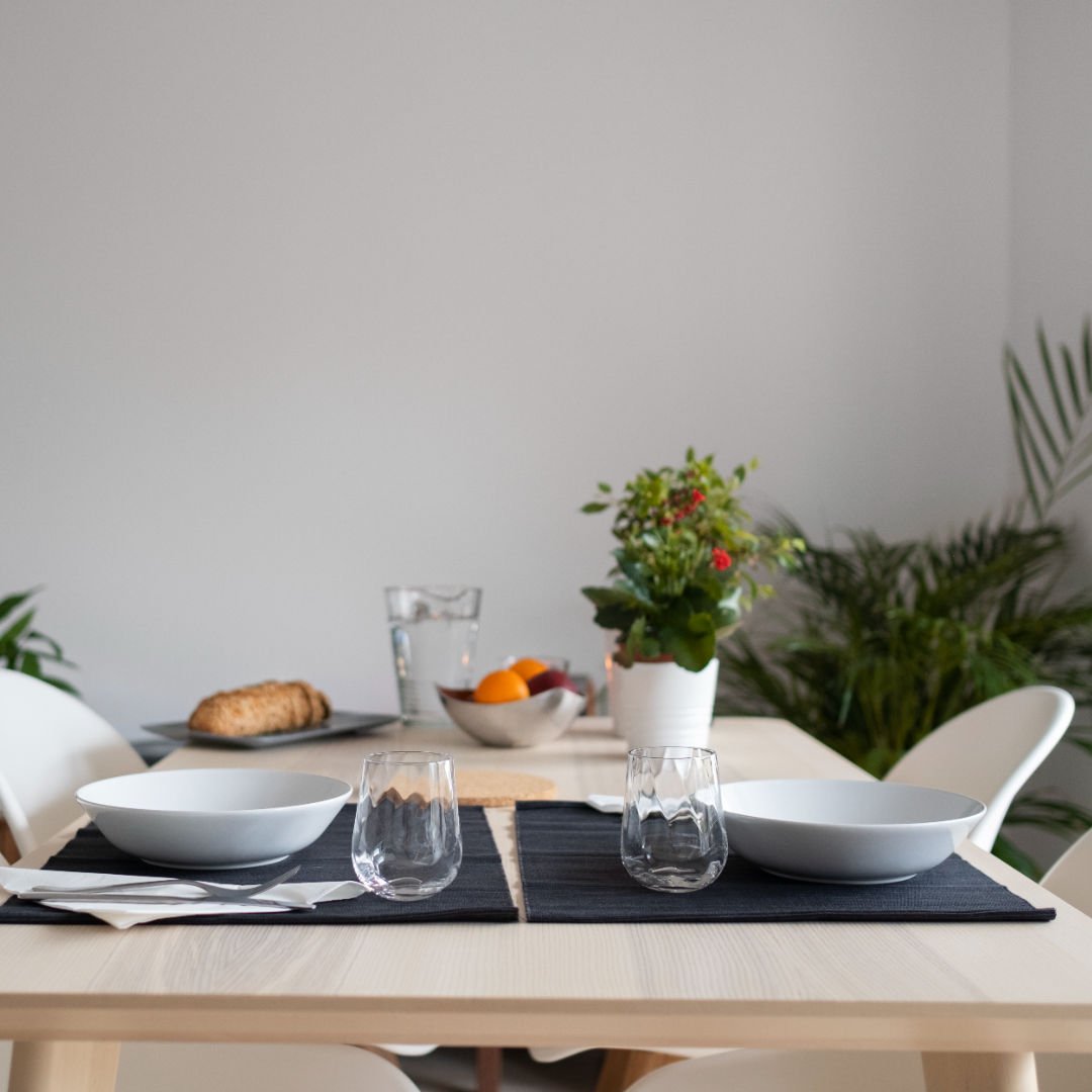 mesa de alto angulo com talheres e pratos