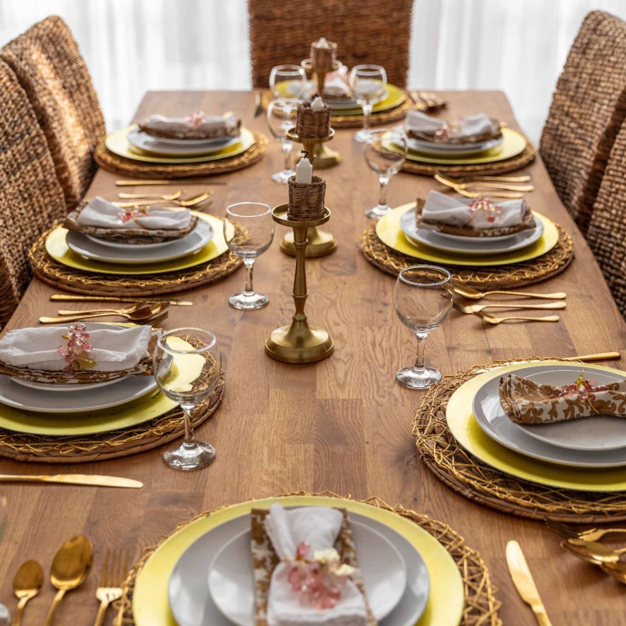 mesa de jantar com decoracao de pratos 
