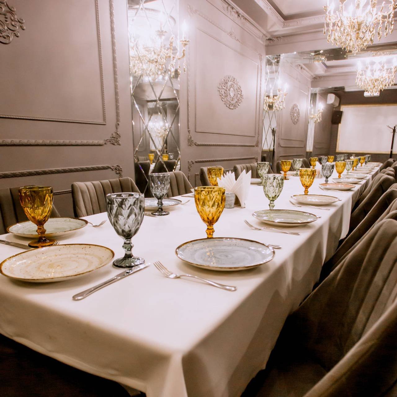mesa de jantar de restaurante com pratos talheres amarelo e azul oculos