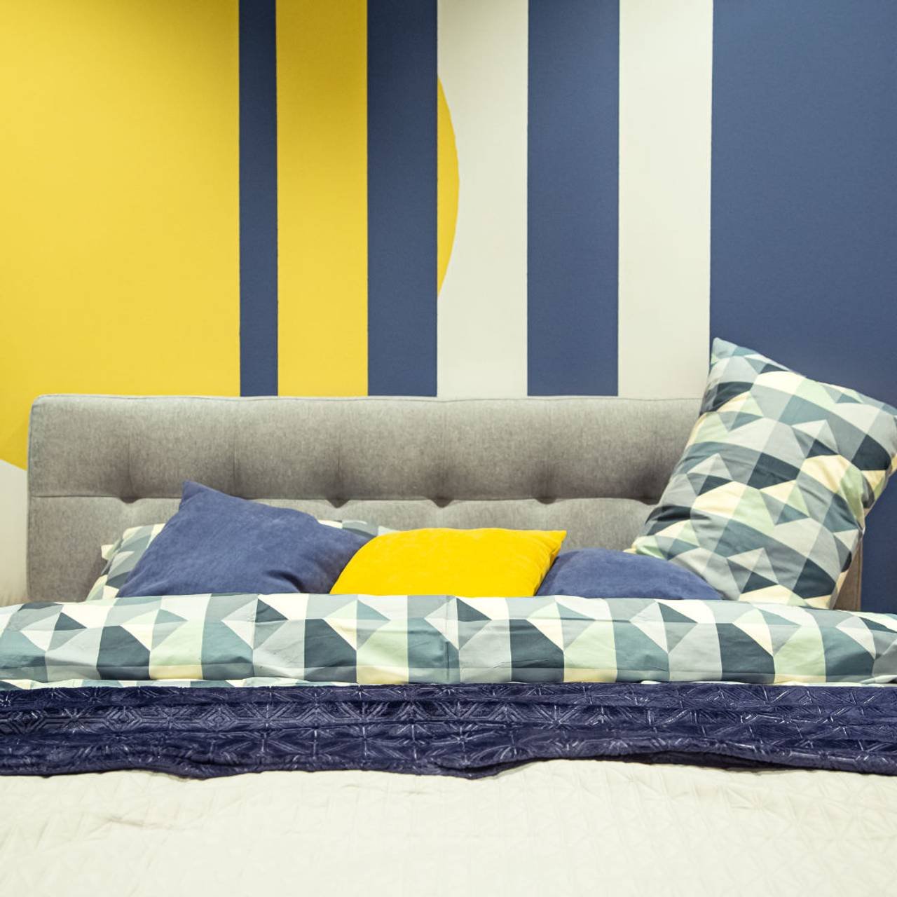 interior moderno do quarto em tons de azul e amarelo 