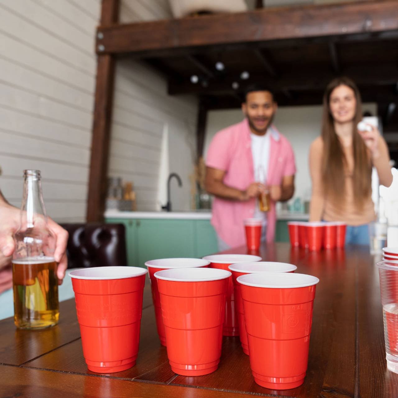 amigos jogando cerveja pong juntos em uma festa 
