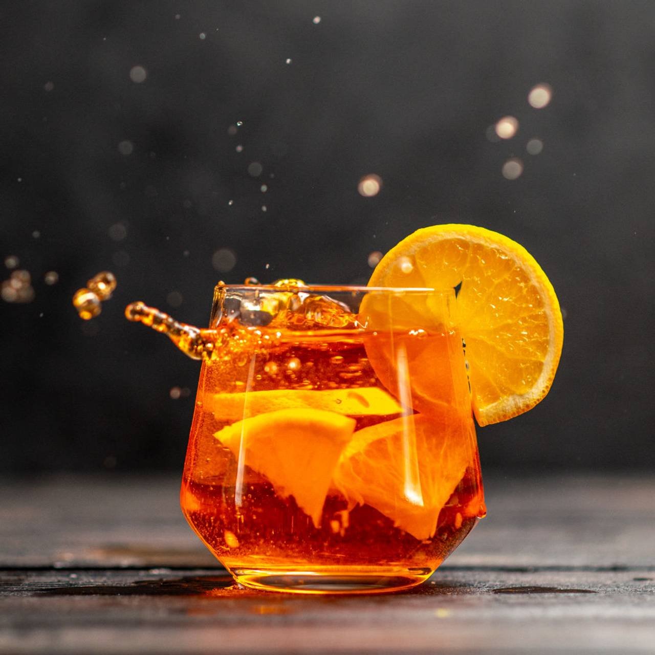 copo com drink feito com pedaços de laranja 