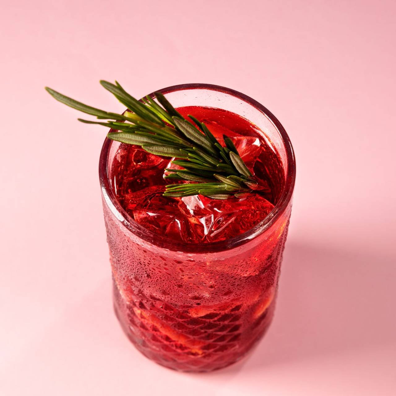 copo de gin feito com frutas vermelhas