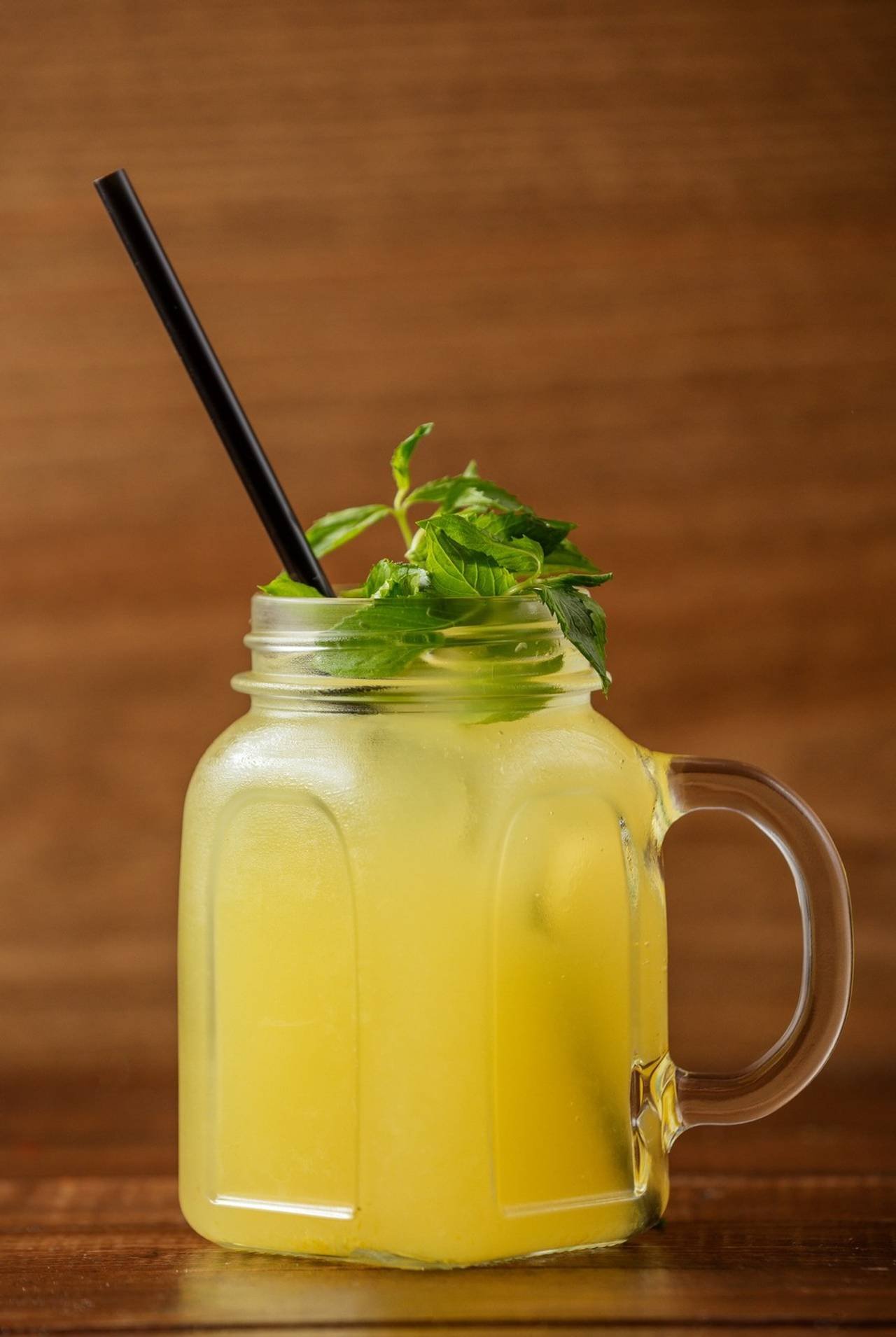 cocktail de limao com folhas de hortela