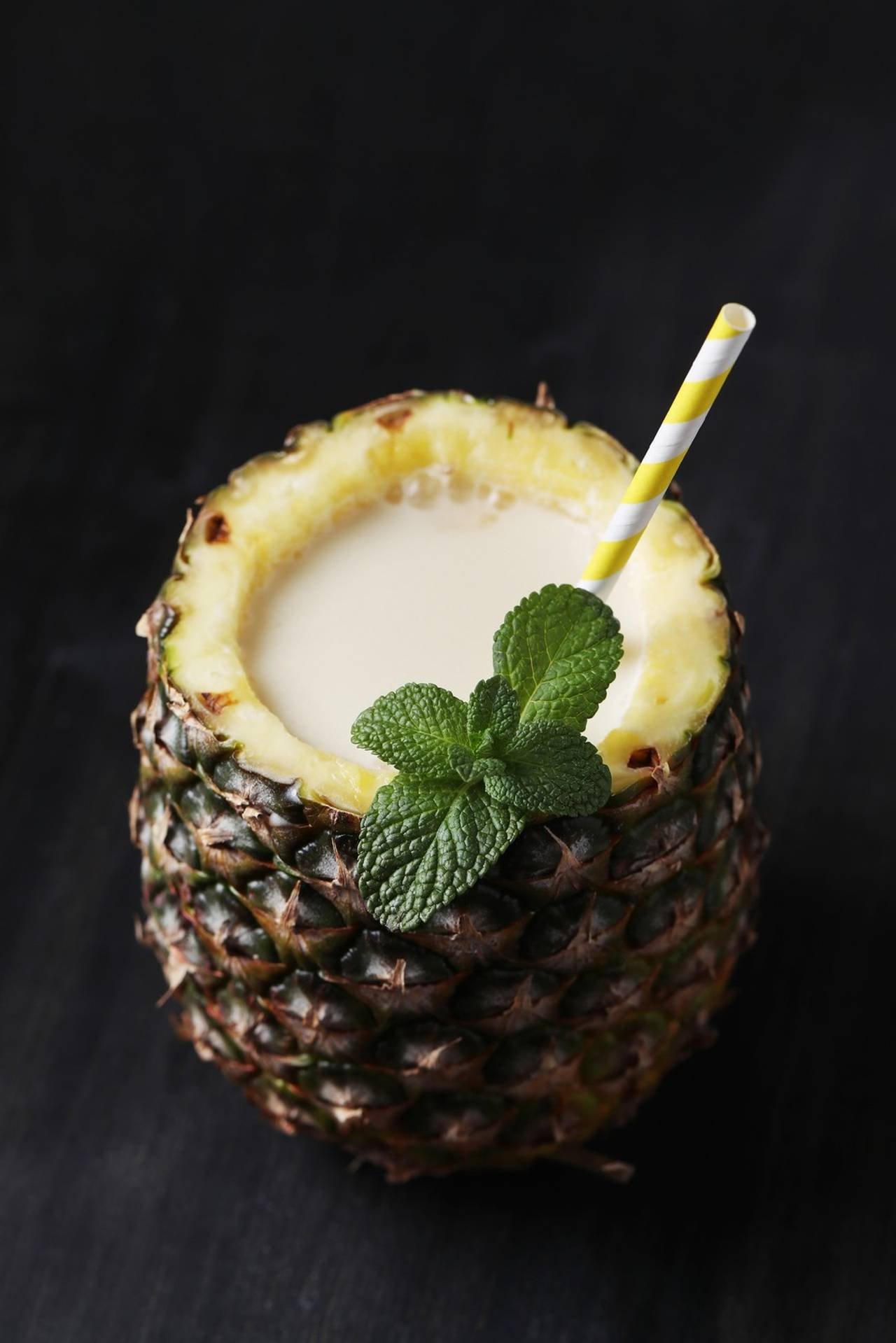 coquetel de abacaxi com canudo bebida tropical