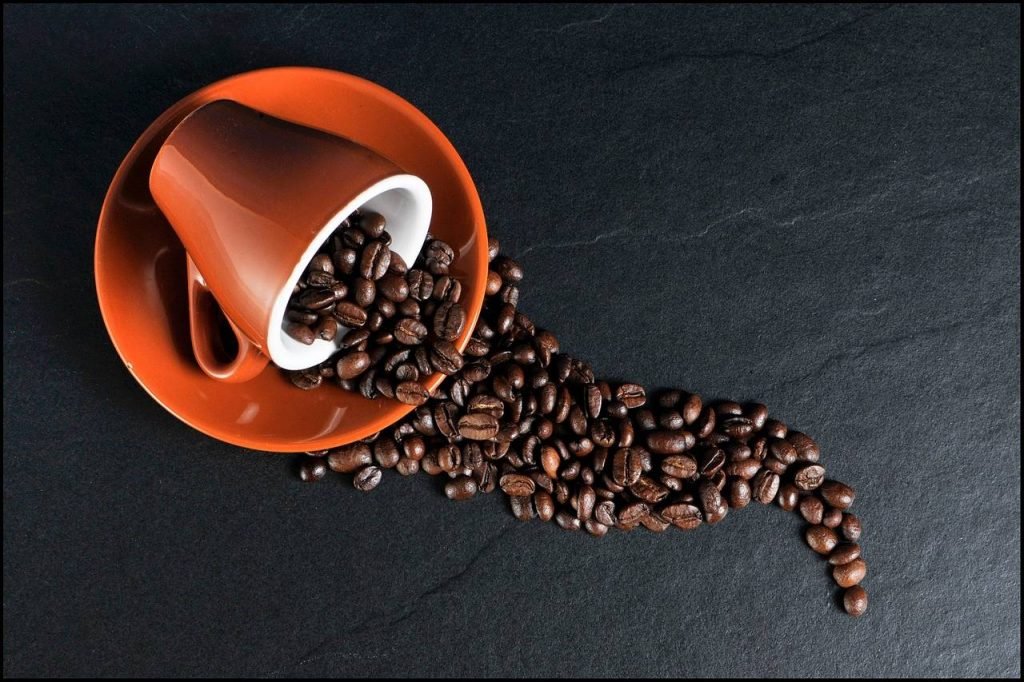 Copo derrubado saindo grãos de café