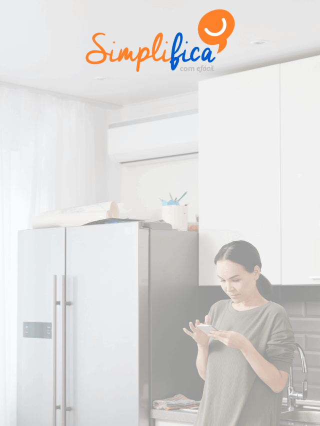 Mulher usando smartphone na cozinha moderna.