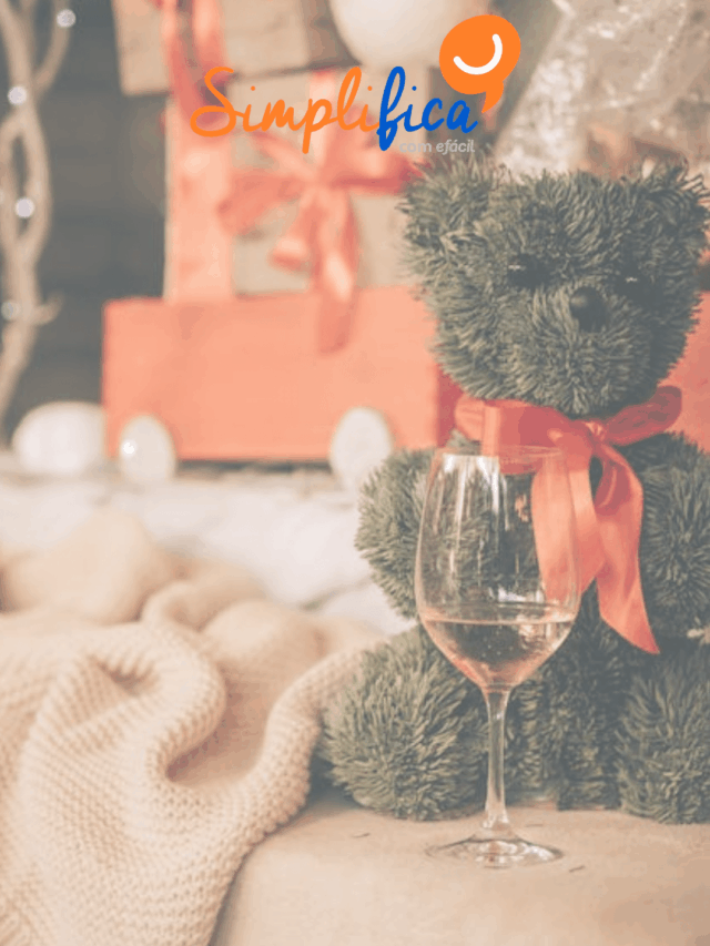 Ursinho de pelúcia com taça de vinho em decoração natalina