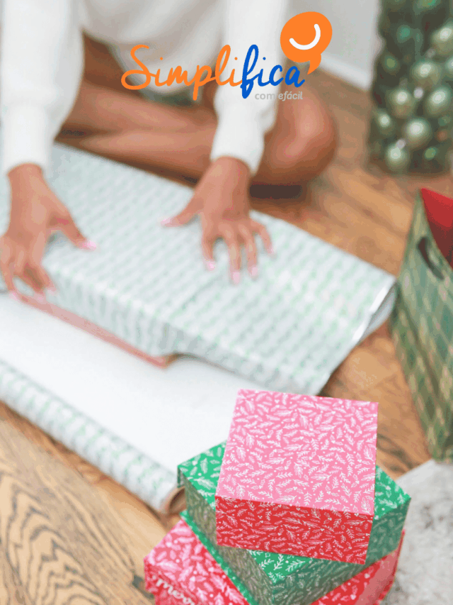 Presentes de Natal embrulhados e decorados em casa