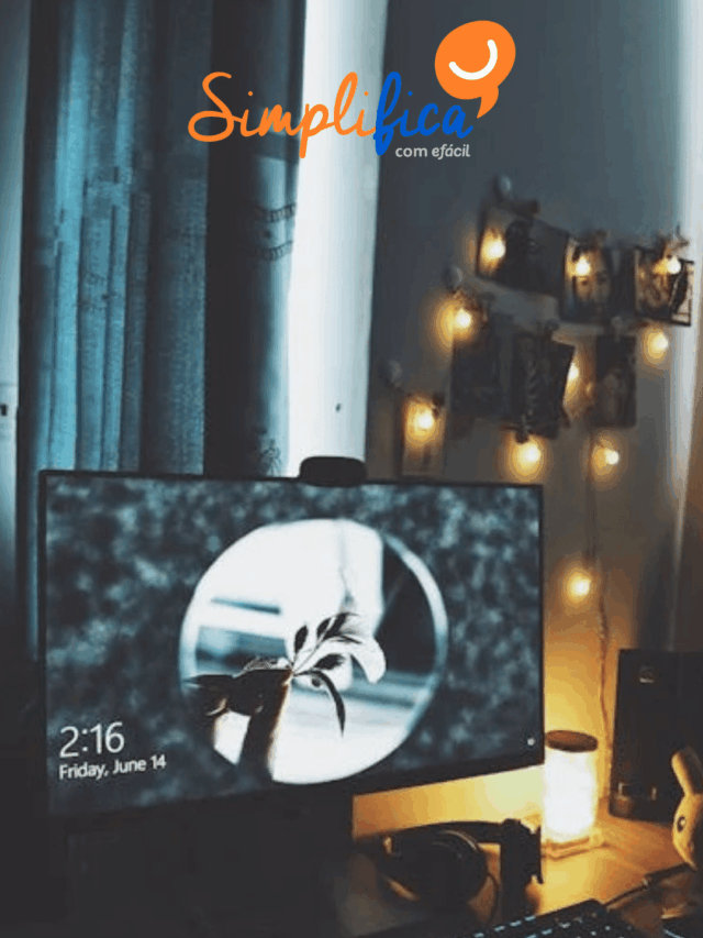 Computador com decoração aconchegante e flor na tela