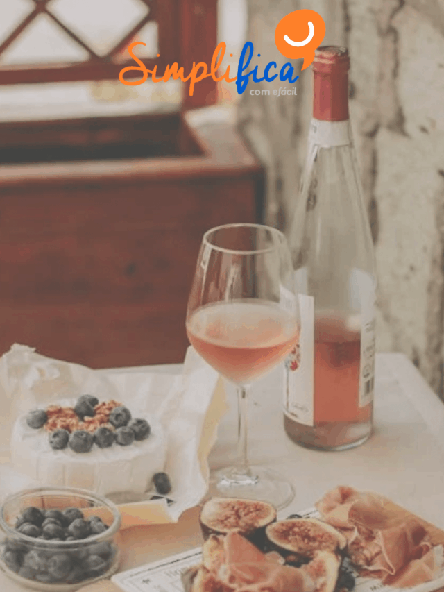 Tábua de queijos e frutas com vinho rosé