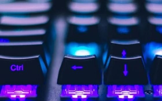Imagem de perto de um teclado colorido