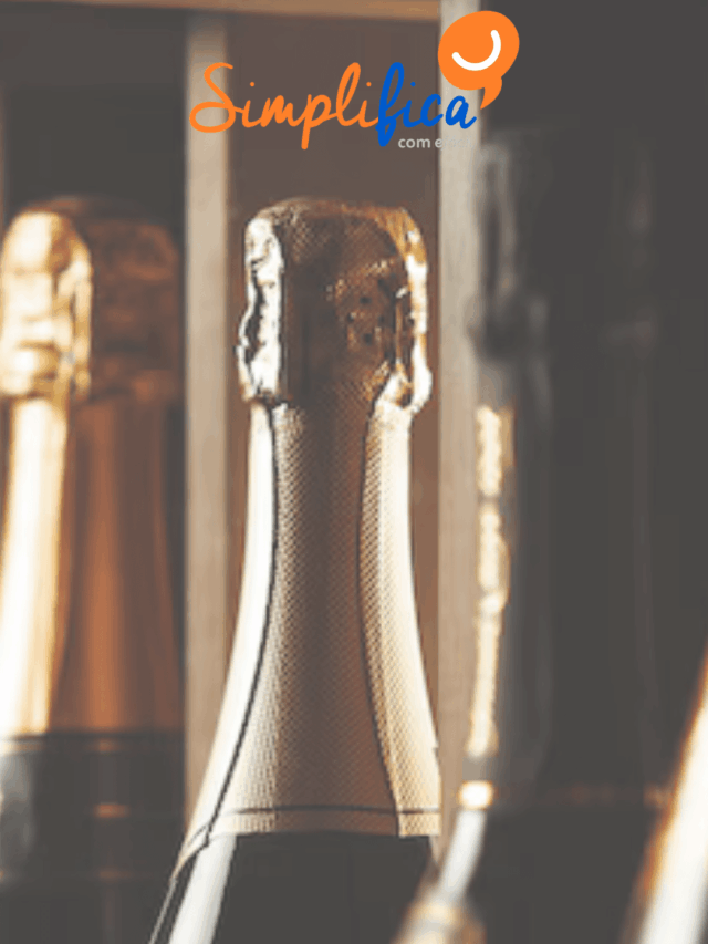 Garrafa de champagne em estante de madeira