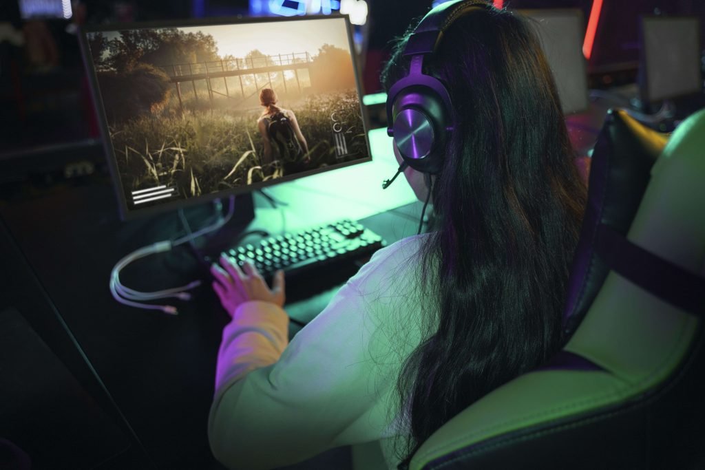 Menina jogando em um computador gamer