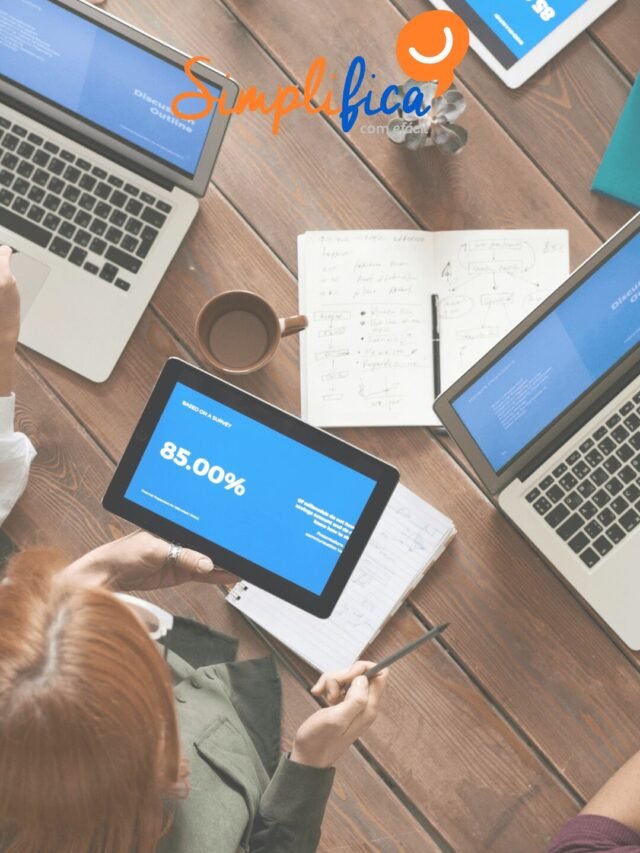 Pessoas analisando dados em laptops e tablet