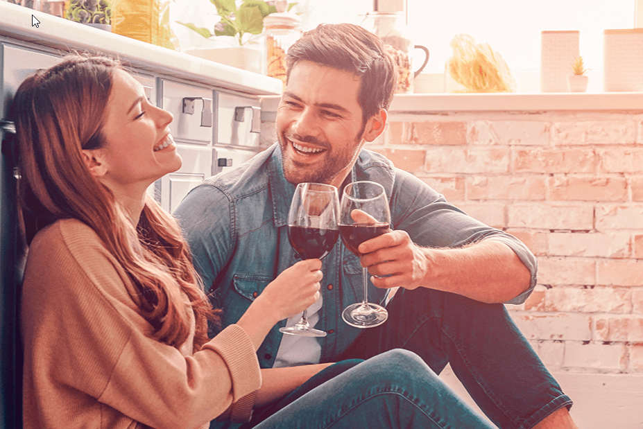 casal tomando vinho 