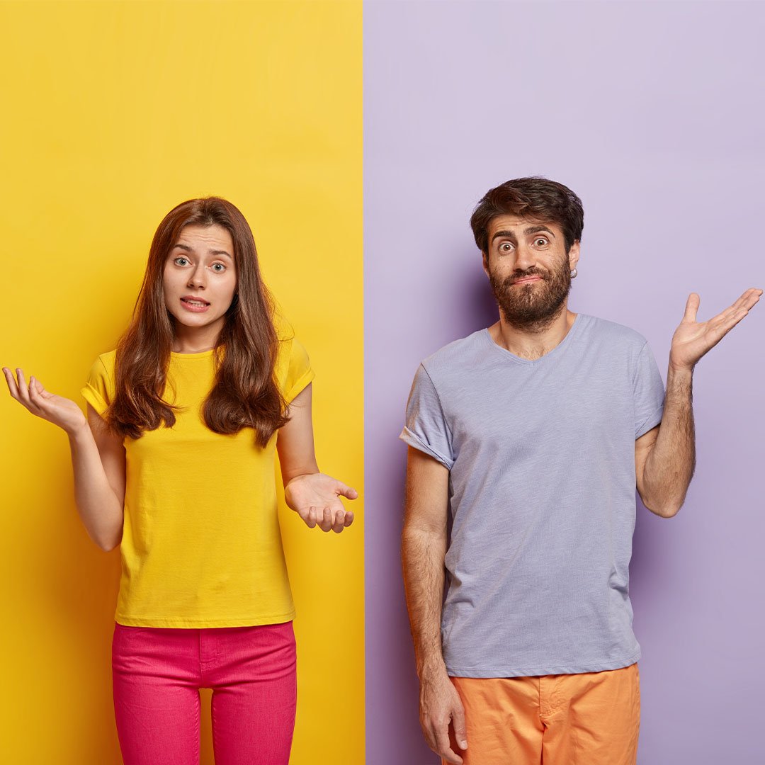 duas pessoas em lados opostos com duvidas