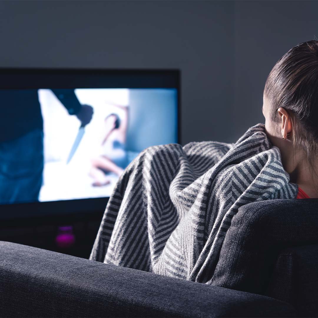 menina assistindo filme de terror na tv