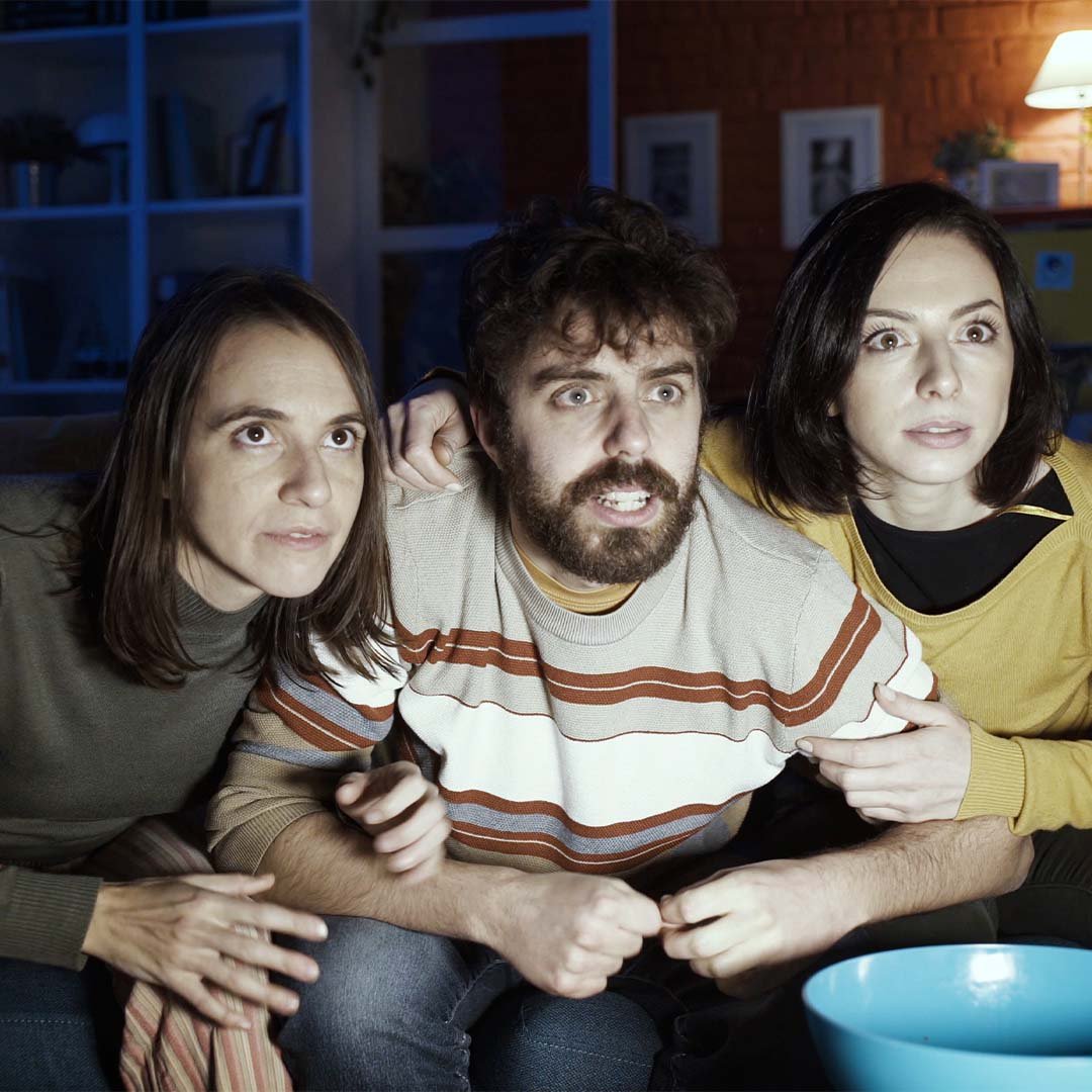família assitindo filme de suspense