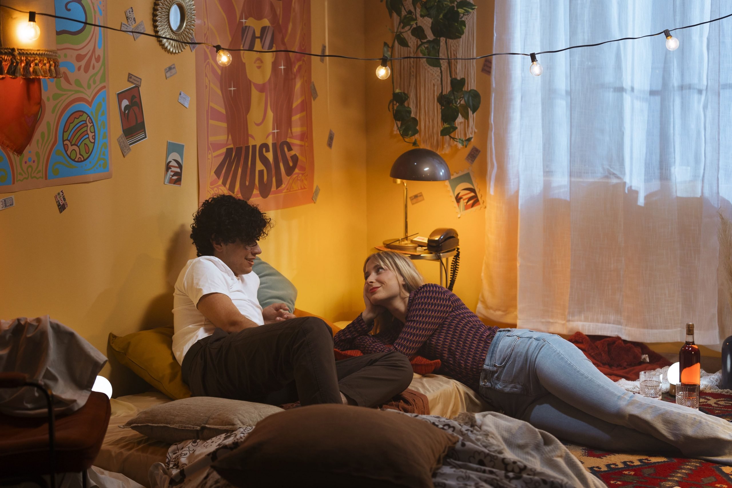 homem e mulher conversando na cama