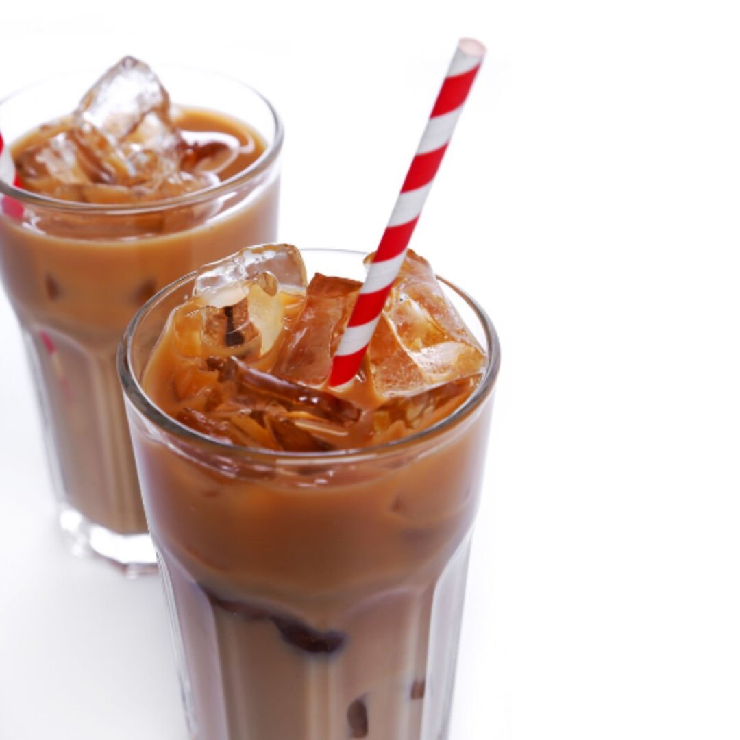 dois copos de vidro com café gelado, cubos de gelo e canudos coloridos