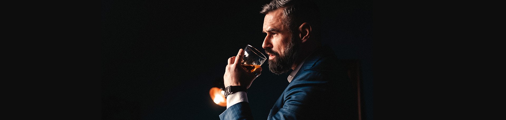 homem tomando whisky
