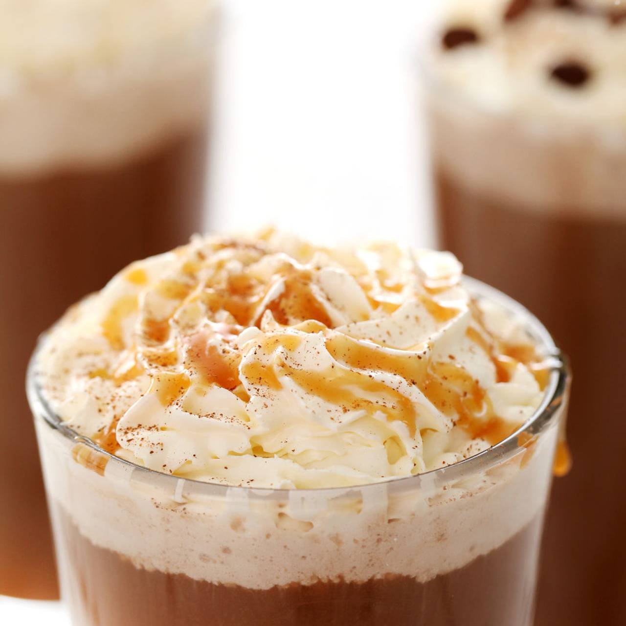 cafe gelado com chantilly em copo alto de vidro